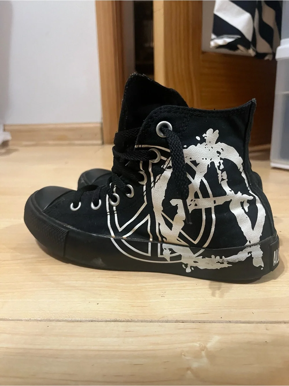 Converse Chuck Taylor All Star Peace/Anarchy print Junior high-top sneakers. - Picture 2 of 7
